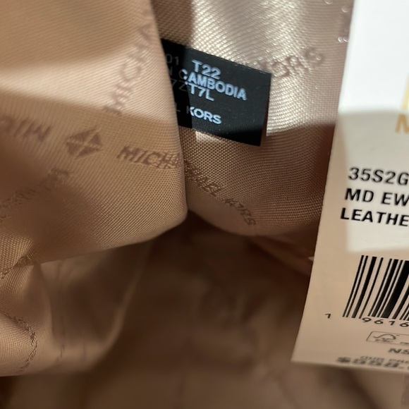 MICHAEL KORS 💛
Mirella Medium Pebbled Leather Tote Bag - Picture 9 of 10